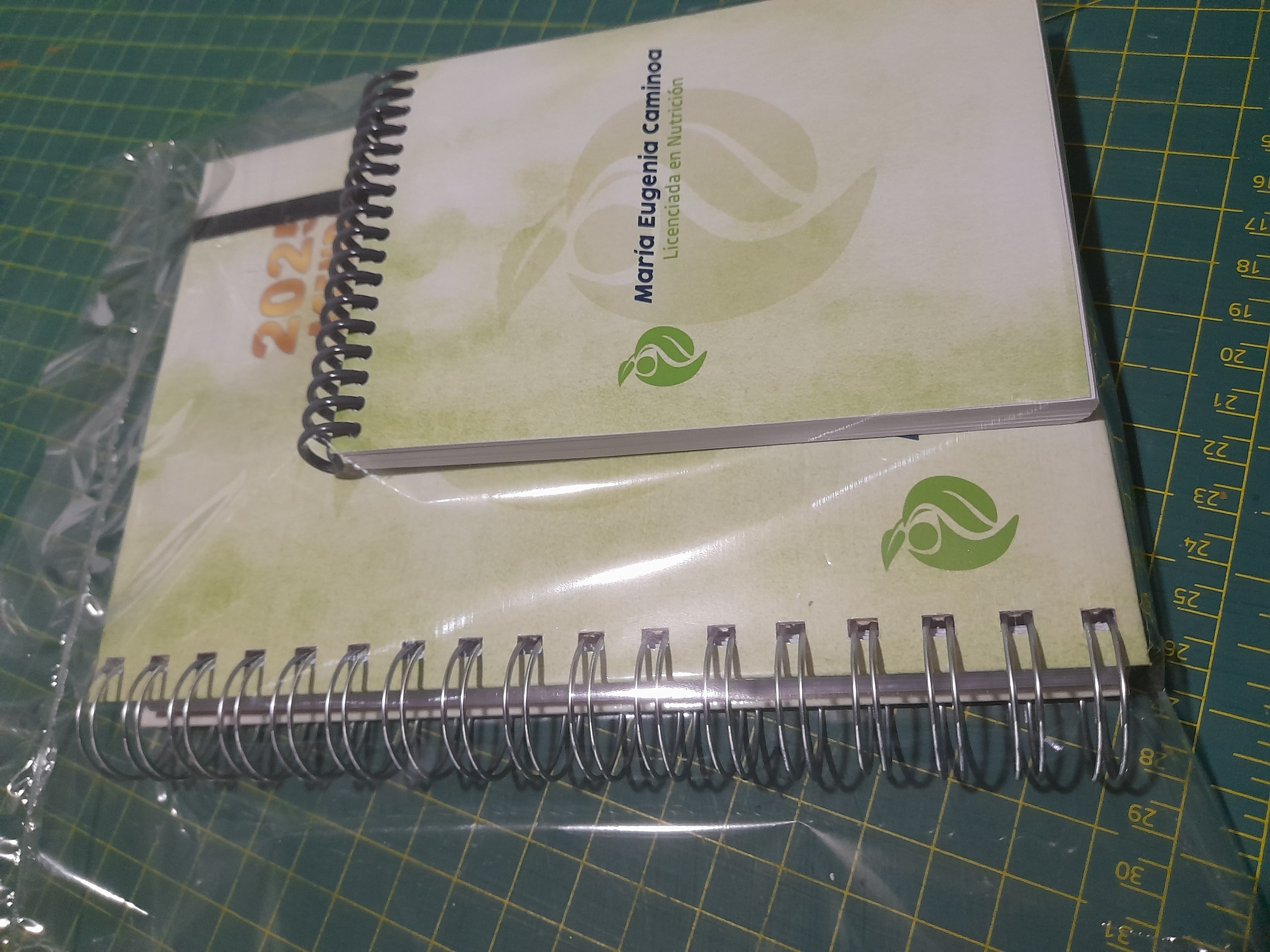 Agenda semana a la vista, tapa dura full color + anotador A6 por unidad